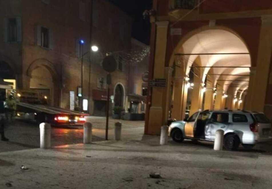 Carpi. A Capodanno finisce con l'auto sotto al portico