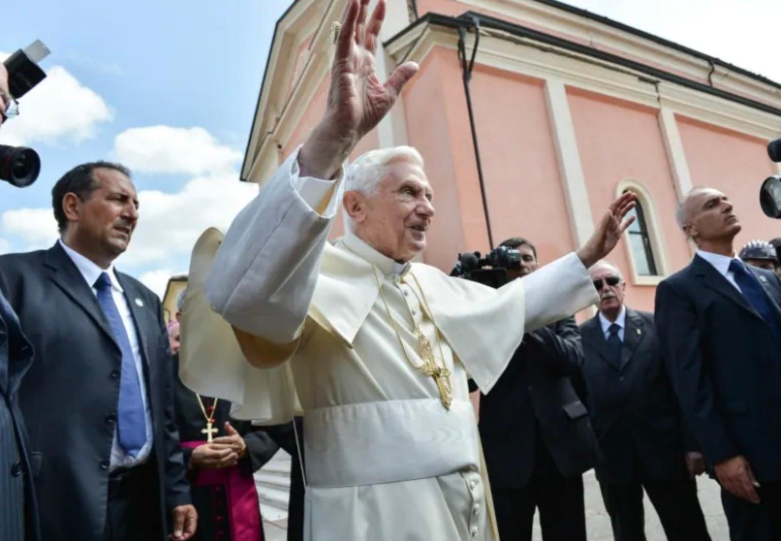 La visita di Ratzinger all’Emilia terremotata: «Vi sono vicino, non siete soli»