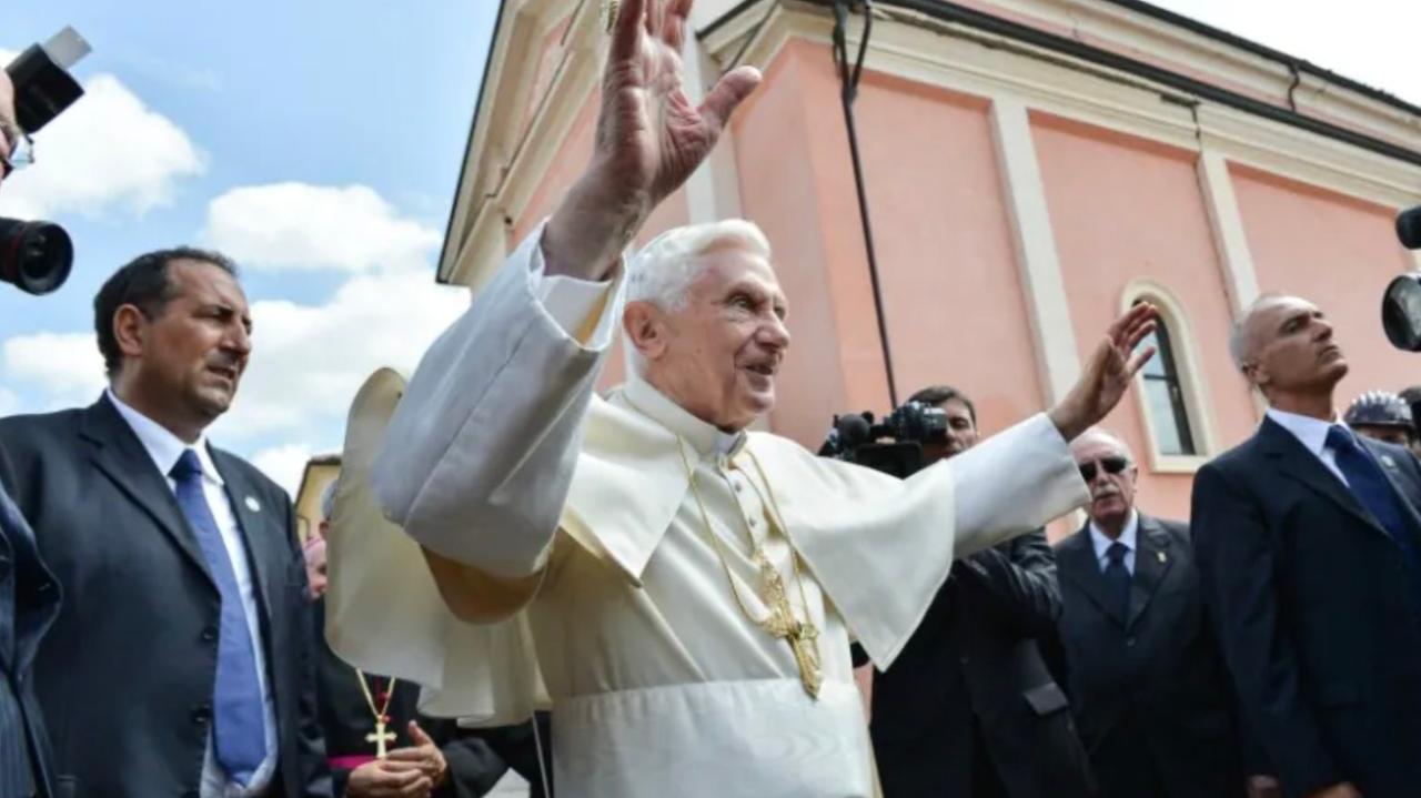 La visita di Ratzinger all’Emilia terremotata: «Vi sono vicino, non siete soli»