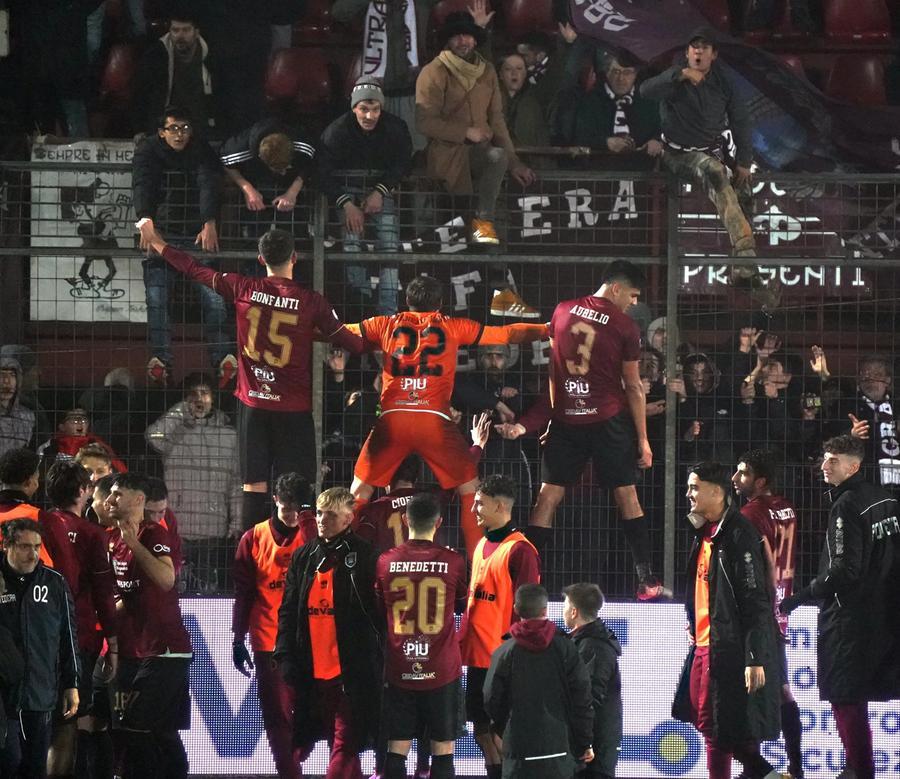 
	I giocatori del Pontedera esultano coi tifosi dopo il successo con l'Olbia (Foto di Franco Silvi)

