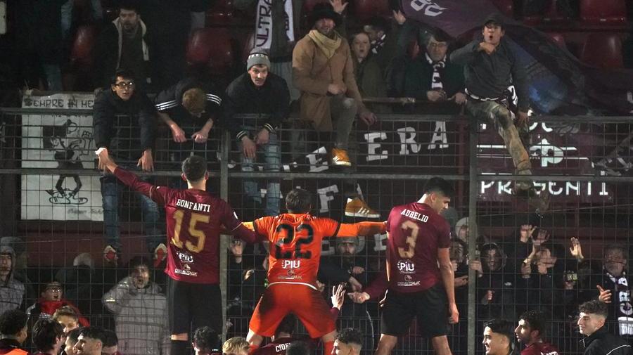 I giocatori del Pontedera esultano coi tifosi dopo il successo con l'Olbia (Foto di Franco Silvi)