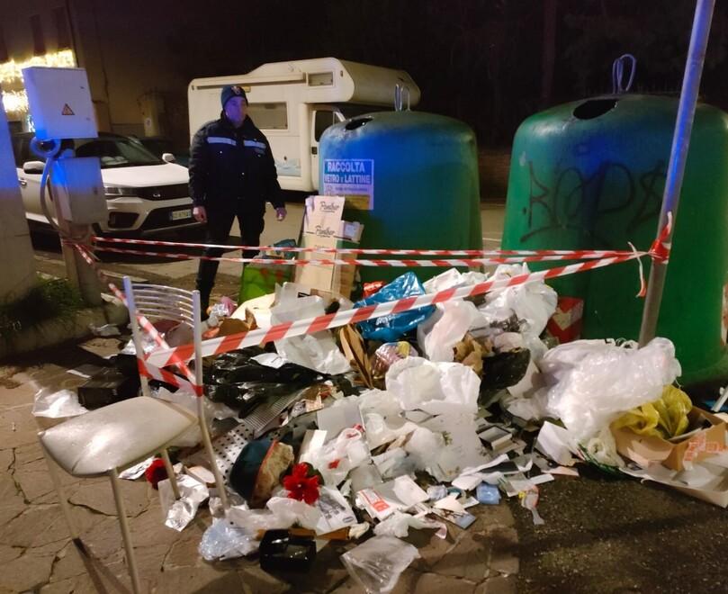 Cento, abbandona rifiuti in centro: scoperto e “incastrato”