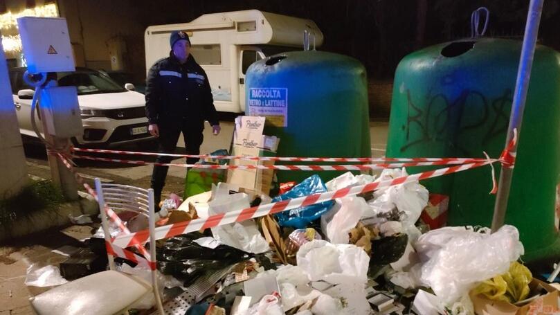 Cento, abbandona rifiuti in centro: scoperto e “incastrato”