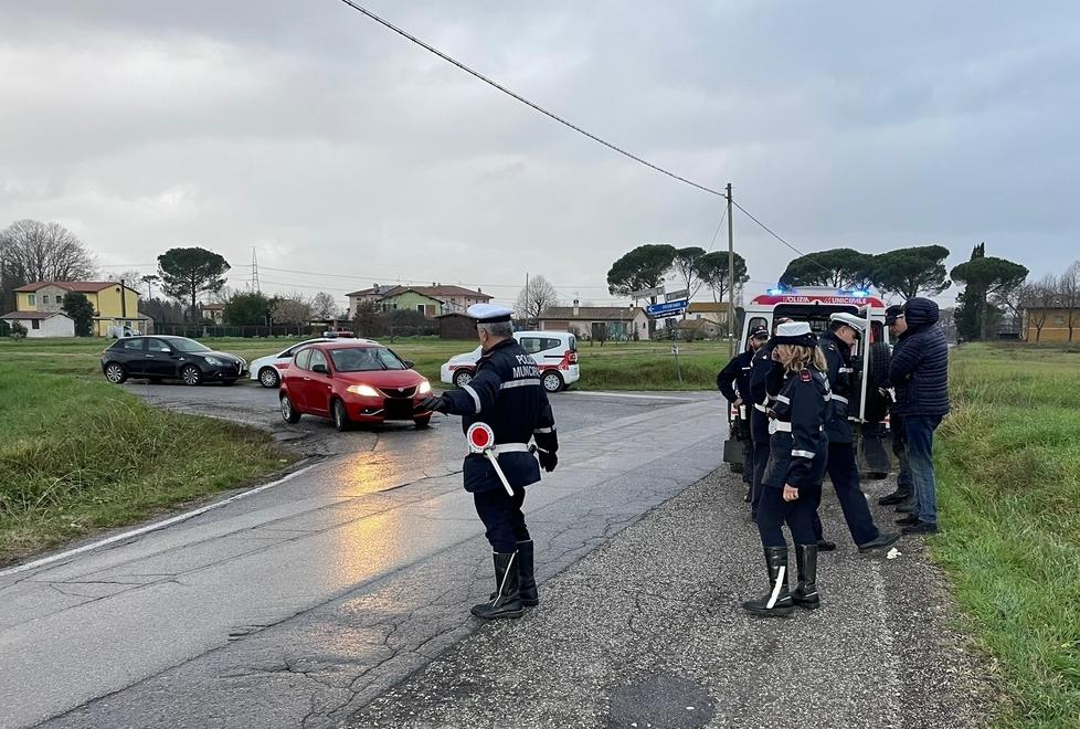 Irruzione nei boschi dello spaccio: gli agenti, il cane Noa e la maxi operazione