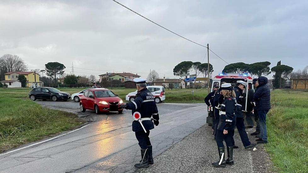 Irruzione nei boschi dello spaccio: gli agenti, il cane Noa e la maxi operazione