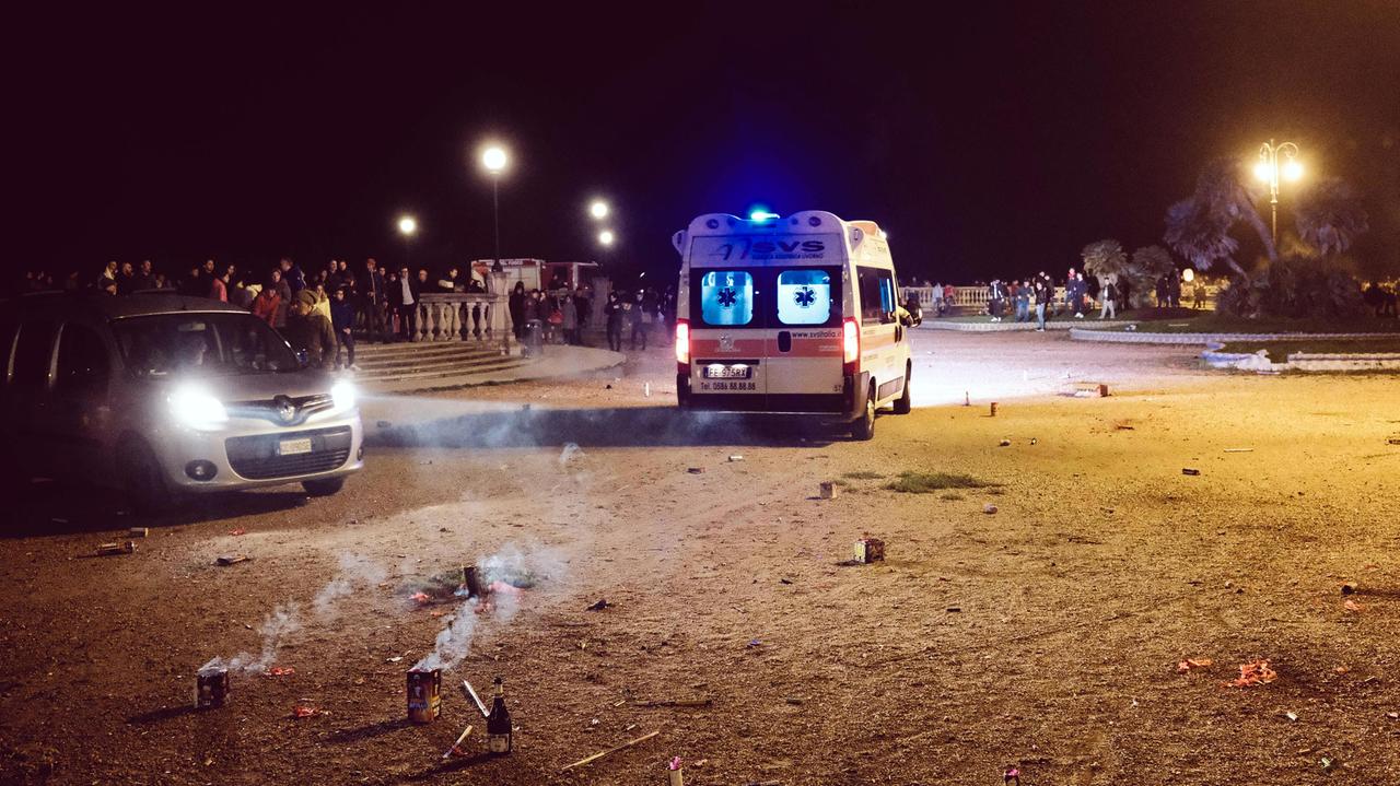 La piazza dopo i festeggiamenti (foto Landa/Silvi)