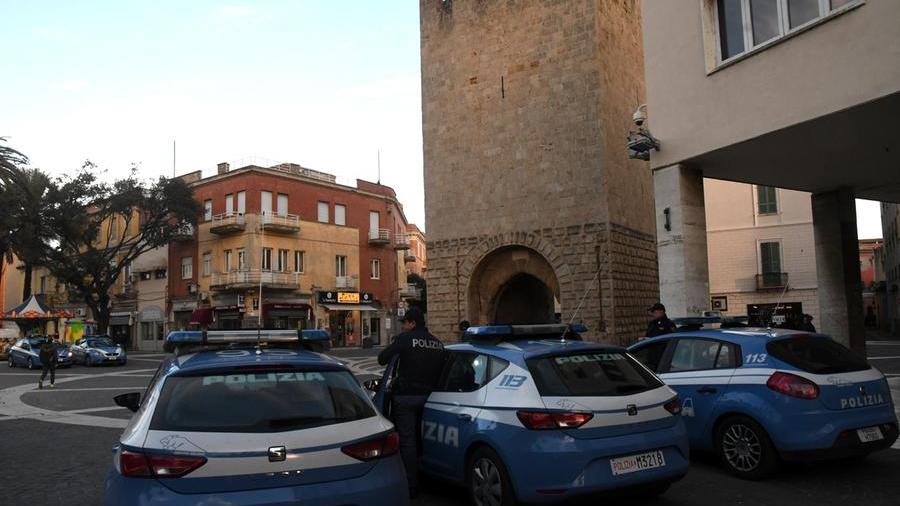 Volanti della Polizia in piazza Roma a Oristano