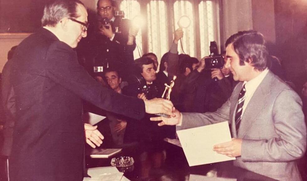 Guerrini riceve l’onorificenza di Cavaliere dall’allora ministro Giulio Andreotti