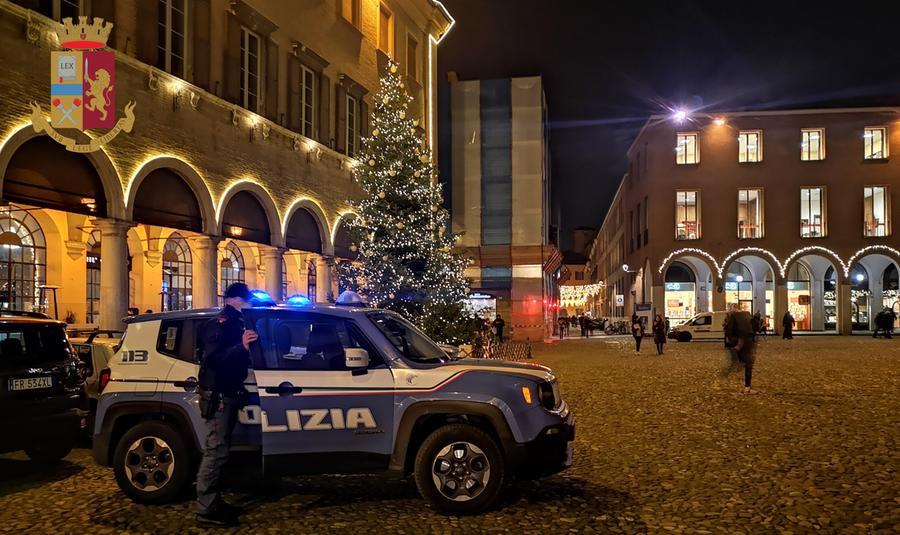 Modena, ritrova un portafogli con 165 euro e lo consegna alla polizia