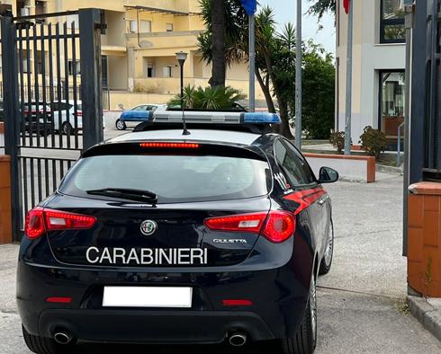 Un’auto dei carabinieri mentre entra nella caserma dell’Arma a Caivano