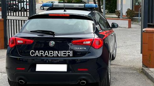 Un’auto dei carabinieri mentre entra nella caserma dell’Arma a Caivano