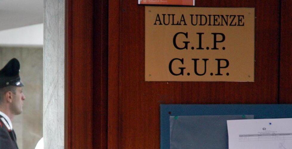 Si masturba a cavalcioni della figlia della compagna mentre lei dorme: condannato