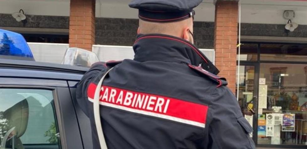Sospetta che la figlia abbia una relazione. Lei si lancia dal balcone per sfuggire al padre
