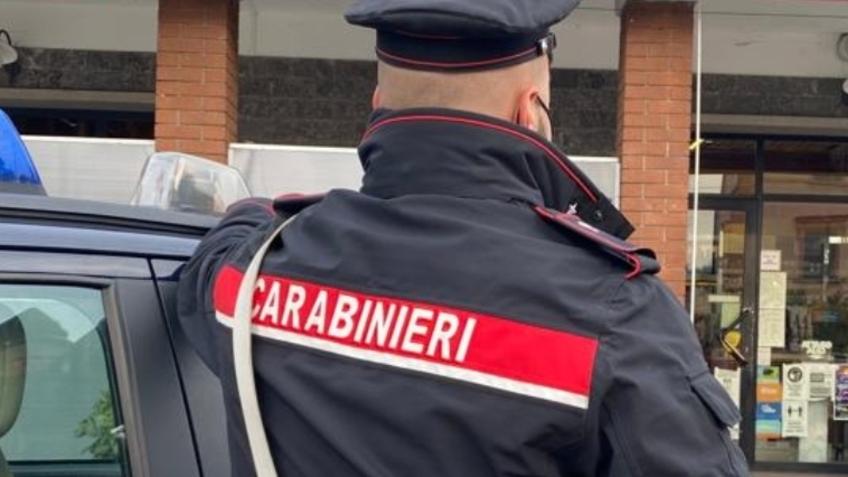 Sospetta che la figlia abbia una relazione. Lei si lancia dal balcone per sfuggire al padre