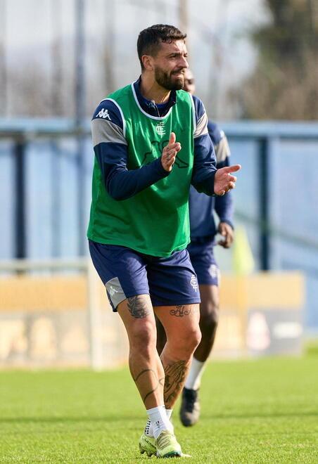 ll primo allenamento di Francesco Caputo ieri coi compagni di squadra al Castellani (foto Autovino)