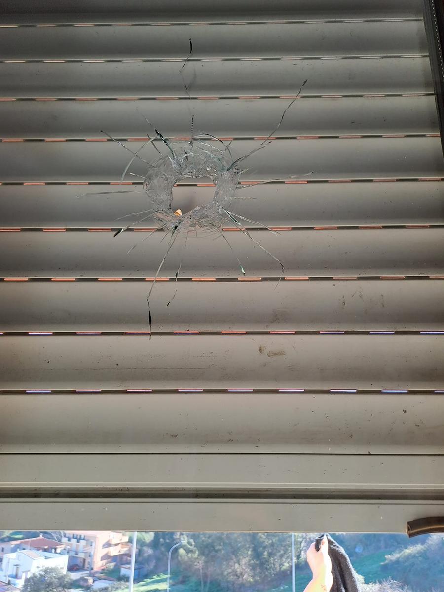 
	La finestra perforata dal proiettile

