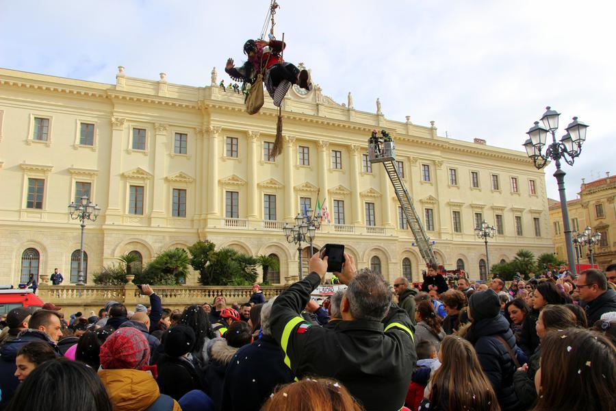 
	La Befana dei Vigili del Fuoco in piazza d'Italia (edizione 2019)

