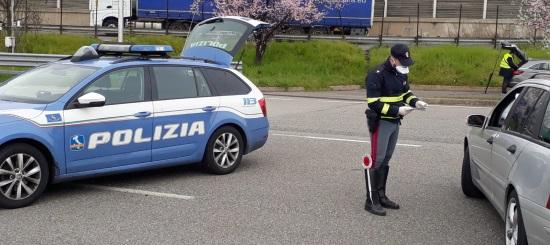 Ubriaco a Capodanno guida contromano in autostrada, bloccato dalla polizia
