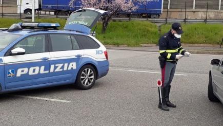 Ubriaco a Capodanno guida contromano in autostrada, bloccato dalla polizia