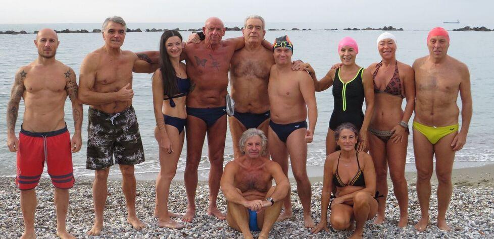 Massa-Carrara, fare il bagno nell’acqua fredda del mare «Così noi ci proteggiamo dalle malattie» 