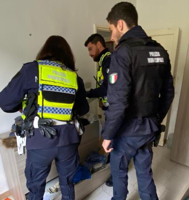 Occupano l’alloggio popolare di un anziano ricoverato in una Rsa