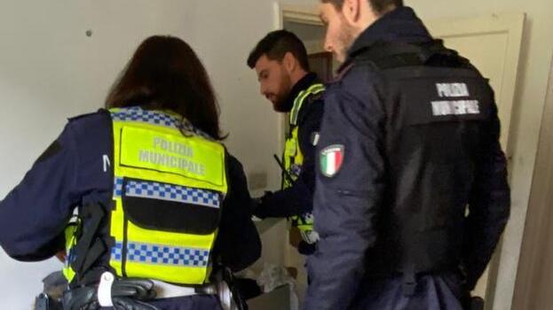 Occupano l’alloggio popolare di un anziano ricoverato in una Rsa