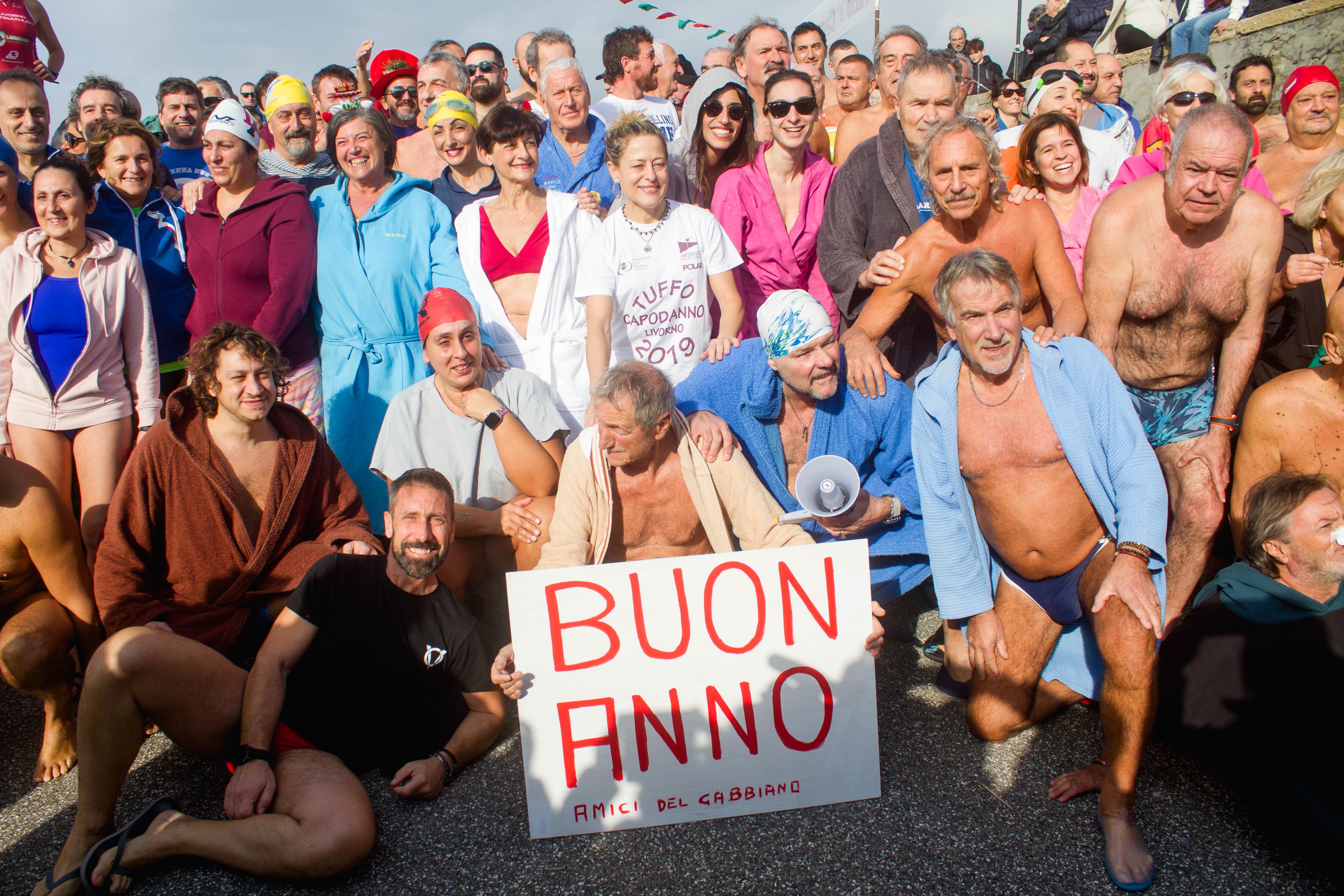 Tuffo di Capodanno, trecento in mare. Il sindaco: «Faccio il bagno quando l’iniziativa sarà unica»