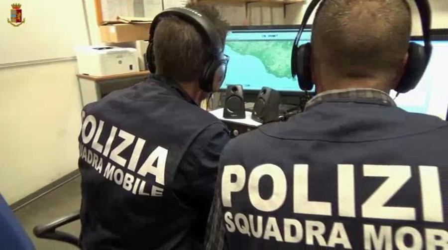 
	Agenti della polizia impegnati in un'indagine

