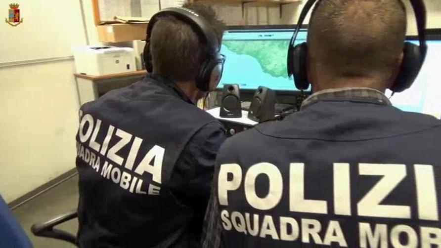 Agenti della polizia impegnati in un'indagine
