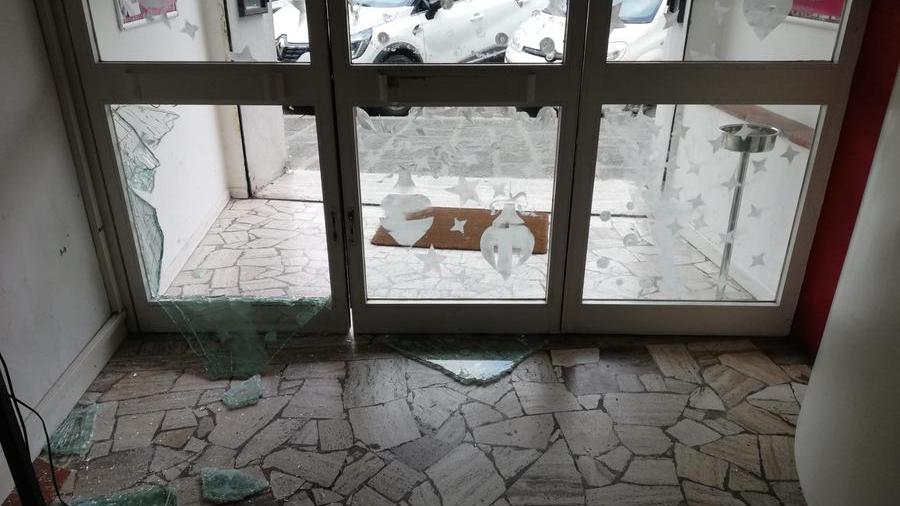 Ladri in azione al teatro del Cestello, sfondata la vetrata della porta d’ingresso