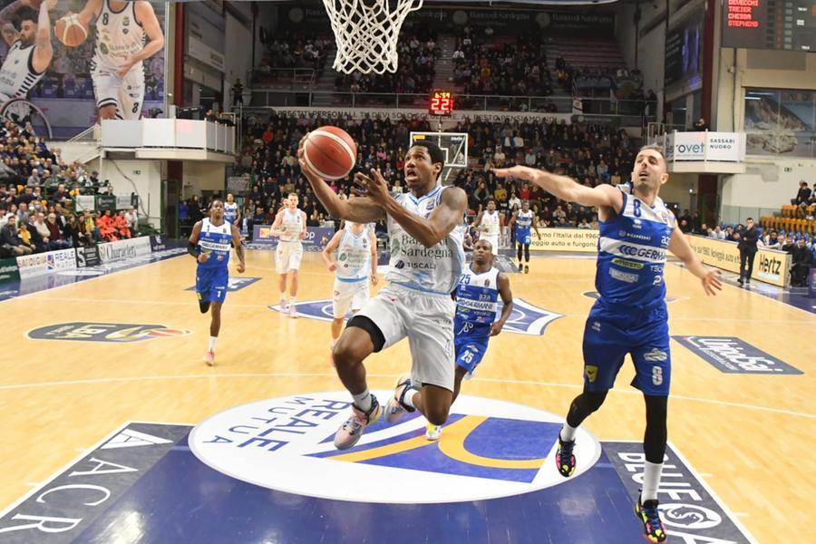 La Leonessa graffia la Dinamo, sassaresi sconfitti in casa: 92-94