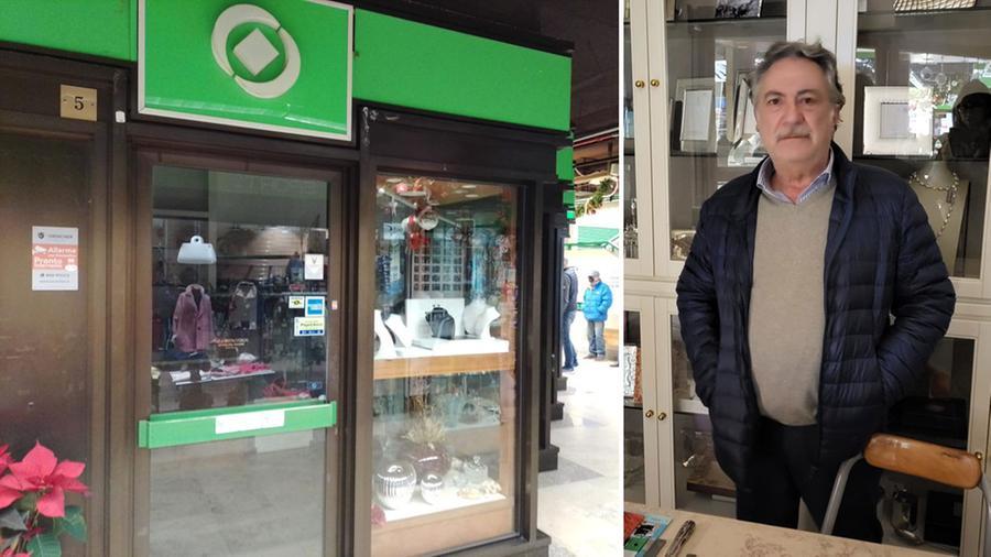 Livorno, gioielliere rapinato di 80mila euro da un uomo armato: «Volevo reagire ma ho avuto paura»