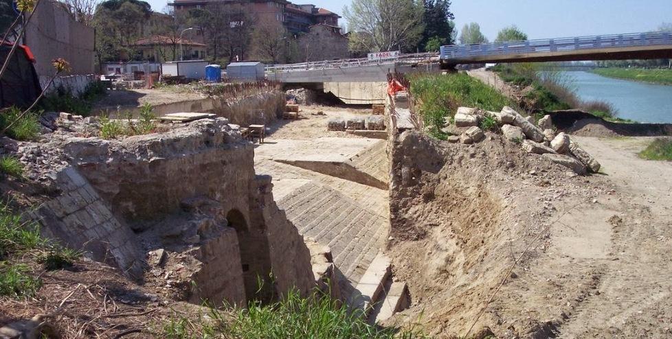 Il cantiere sul lungarno del Pignone, dove nel 2006 sono stati riscoperti i resti leopoldini del porto di Firenze