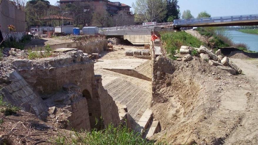 Il cantiere sul lungarno del Pignone, dove nel 2006 sono stati riscoperti i resti leopoldini del porto di Firenze