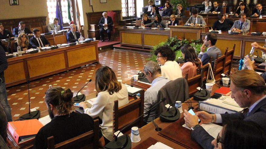 Prato, in consiglio è scontro aperto sul bilancio: «Non ci sarà grande impatto»