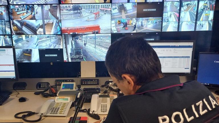 Ferrara, i ragazzini sui binari per un selfie: «Stop ai comportamenti pericolosi»