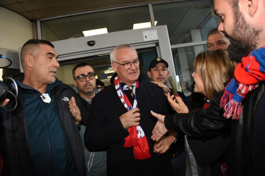 Entusiasmo all’aeroporto di Elmas per Claudio Ranieri
