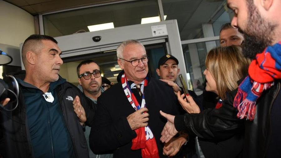 Entusiasmo all’aeroporto di Elmas per Claudio Ranieri