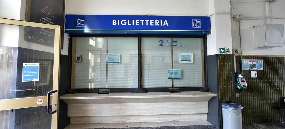 Saracinesche giù e abbandono intorno alla stazione fantasma di Piombino