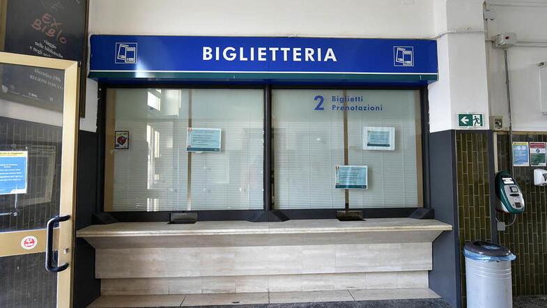 Saracinesche giù e abbandono intorno alla stazione fantasma di Piombino