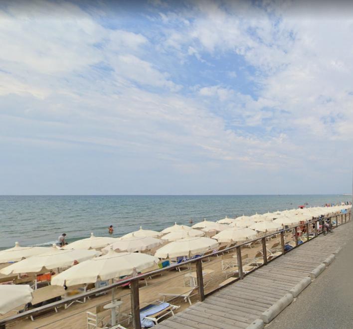 Gli ombrelloni a lato di via del Tirreno a S. Vincenzo nella concessione balneare del Bagno Bayahibe