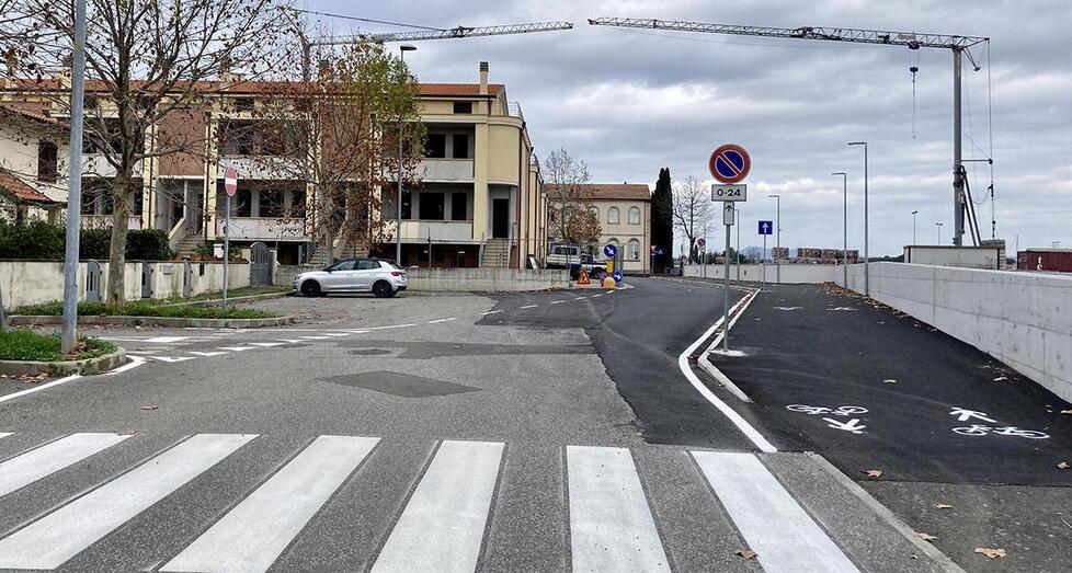 La nuova strada aperta a Palazzi che collega a senso unico la rotatoria del passaggio a livello alle elementari Marconi e alla statale 68