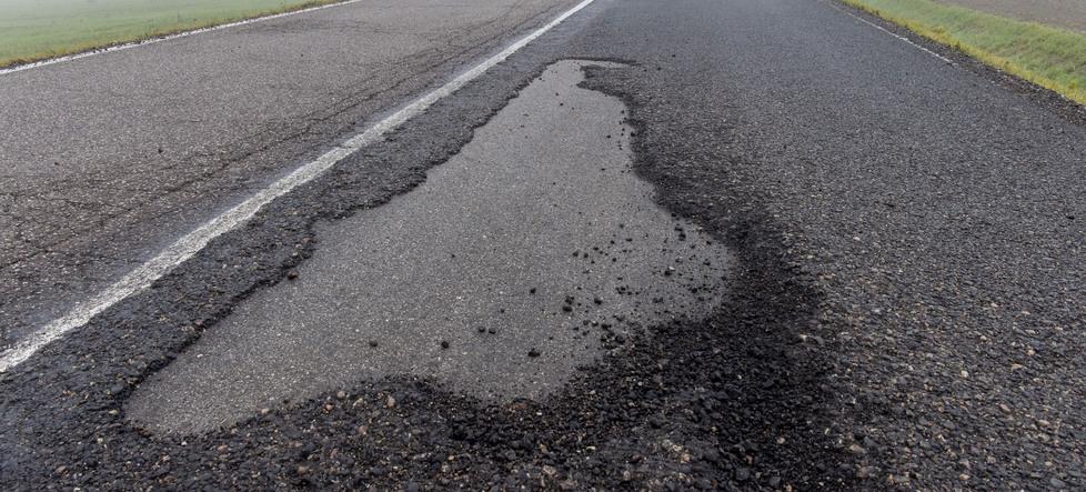 Mirabello, via Correggio in condizioni horror: «Il nuovo asfalto sta già cedendo»