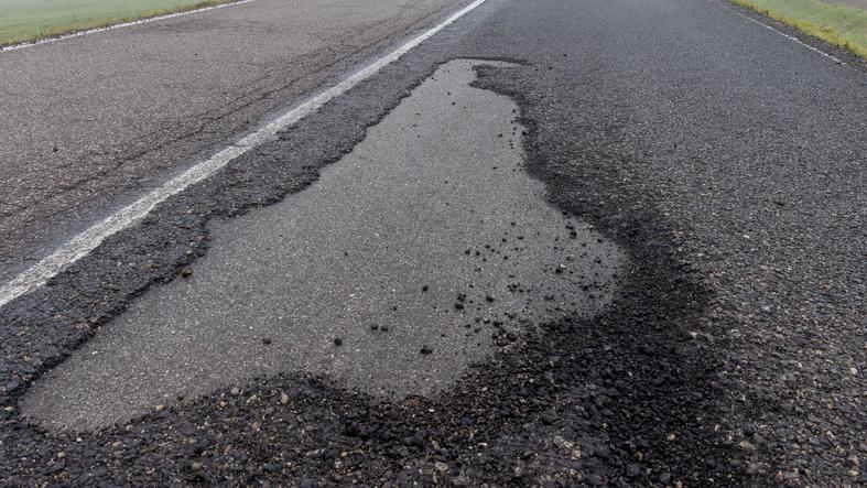Mirabello, via Correggio in condizioni horror: «Il nuovo asfalto sta già cedendo»