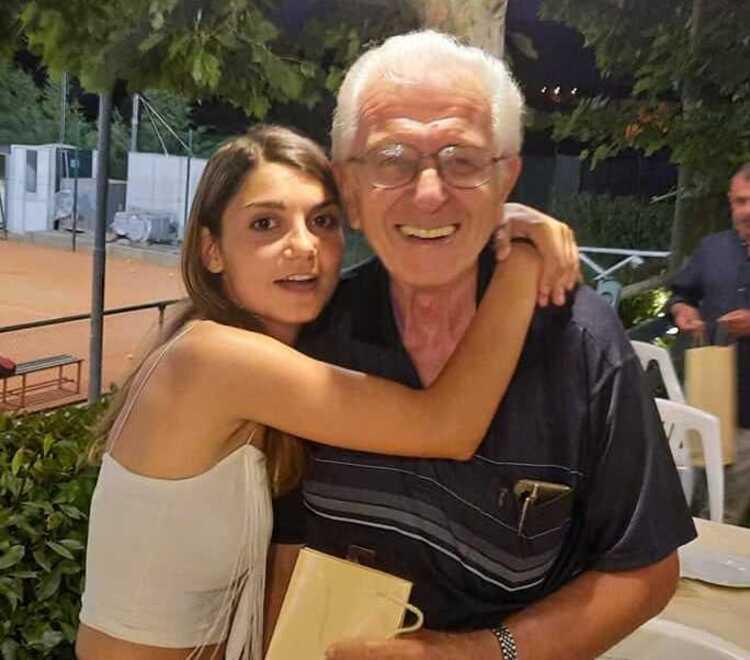 La capitana Bianca Valoriani che abbraccia il presidente Bonacchi dopo avergli consegnato un regalo della squadra alla sua festa di compleanno allo Sporting Club Selva Bassa di Quarrata