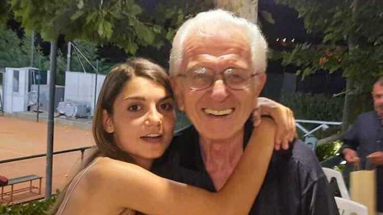 La capitana Bianca Valoriani che abbraccia il presidente Bonacchi dopo avergli consegnato un regalo della squadra alla sua festa di compleanno allo Sporting Club Selva Bassa di Quarrata