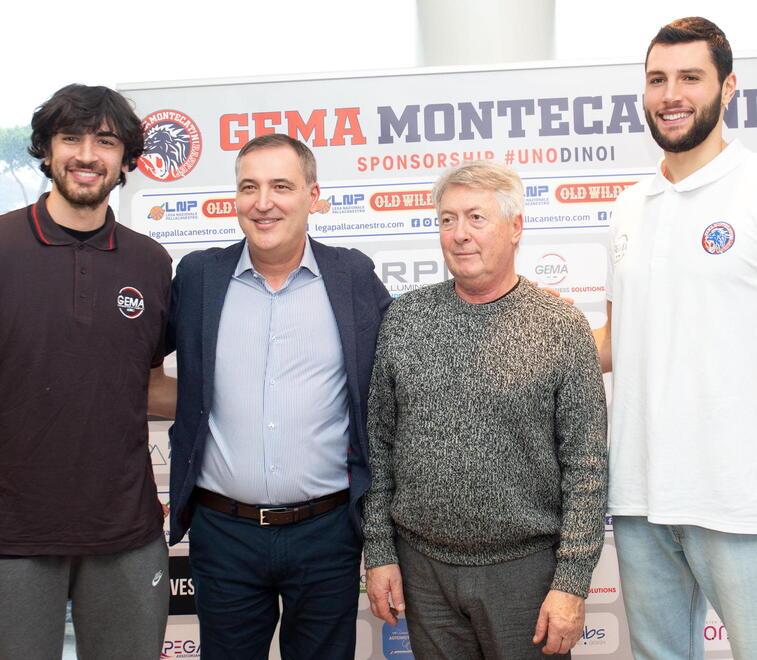 I nuovi giocatori (a destra e a sinistra) alla presentazione