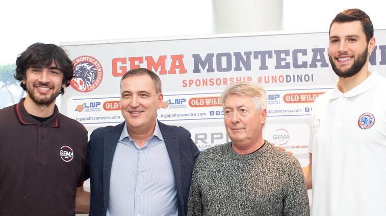 I nuovi giocatori (a destra e a sinistra) alla presentazione