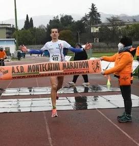 L’arrivo del primo concorrente classificato in una delle passate edizioni dell’attesa “Half marathon Città di Montecatini Terme