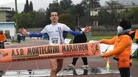 L’arrivo del primo concorrente classificato in una delle passate edizioni dell’attesa “Half marathon Città di Montecatini Terme